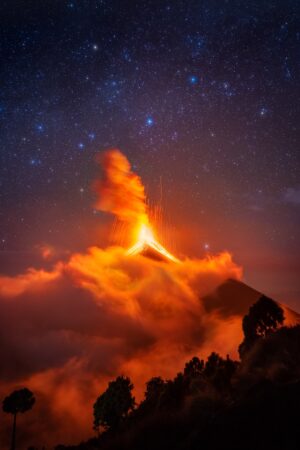 Explosión bajo las estrellas, el volcán de Fuego en Guatemala