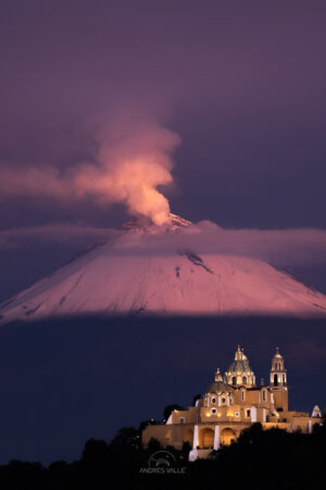 El despertar del Coloso y la Iglesia de los Remedios  entre azules y rosas