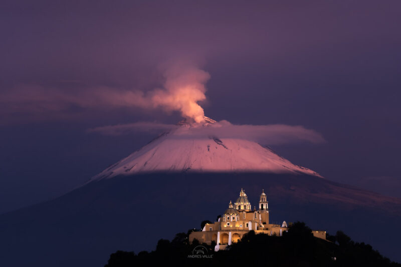 El despertar del Coloso y la Iglesia de los Remedios  entre azules y rosas